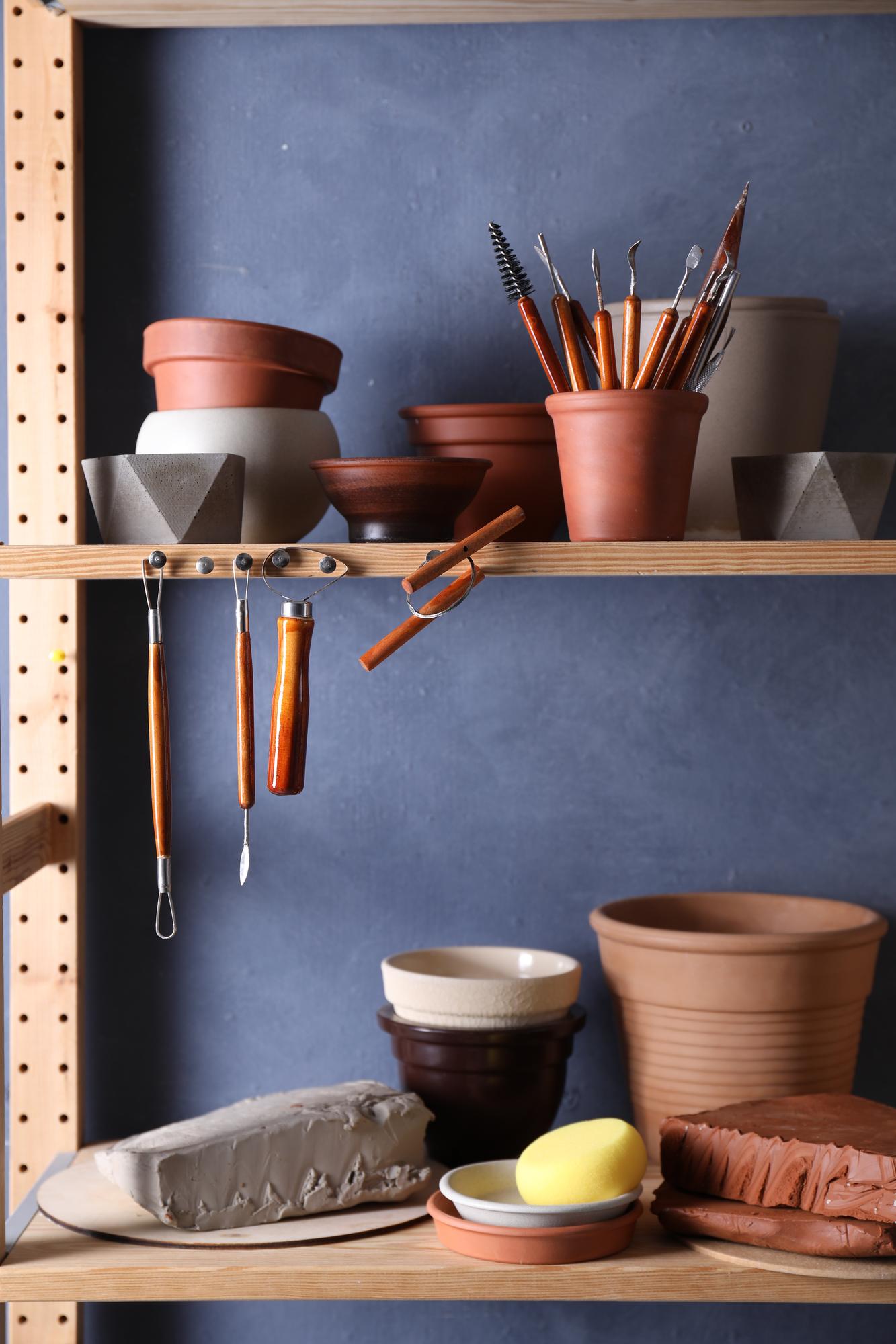 Interno cucina studio con utensili artigianali